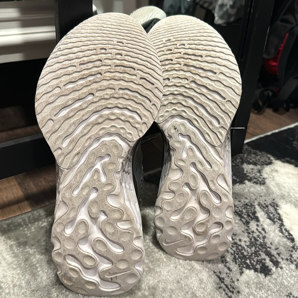 Women’s Nike React Infinity Run Size 8
Black with a holographic design - Picture 6 of 9